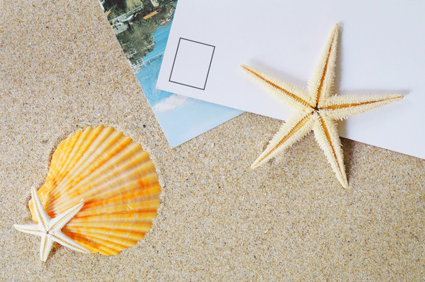 lege briefkaart op zand - Foto, afbeelding