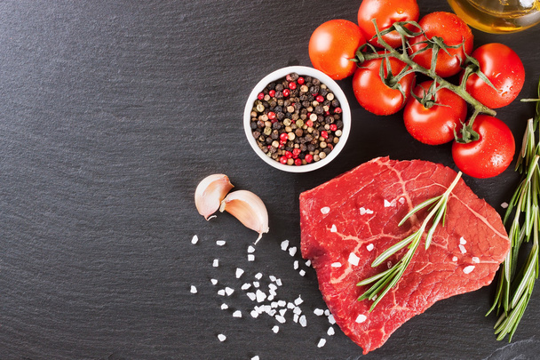 steak cru avec ingrédients de cuisson
 - Photo, image