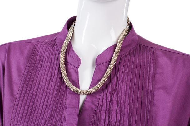 Camisa púrpura con collar de plata
. - Foto, imagen