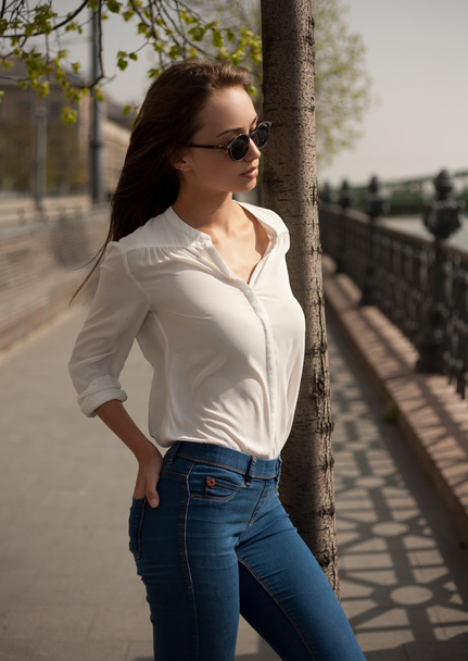 Young fashionable brunette woman having fun in the city. - Foto, afbeelding