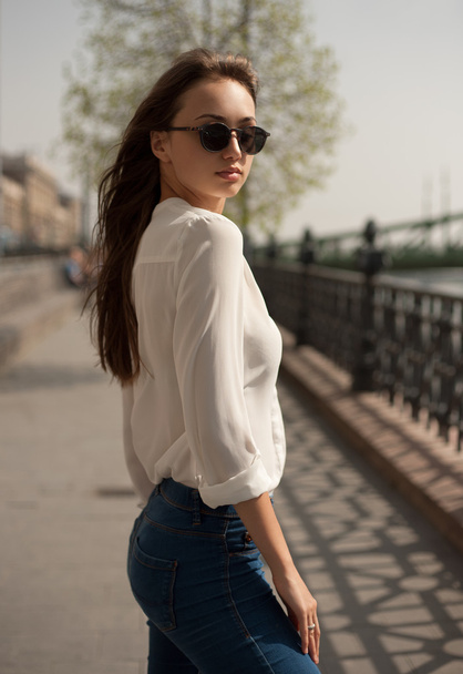 Young fashionable brunette woman having fun in the city. - Valokuva, kuva