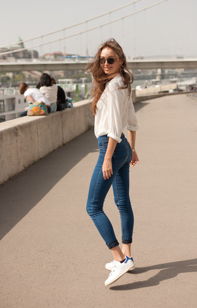 Young fashionable brunette woman having fun in the city. - Fotoğraf, Görsel