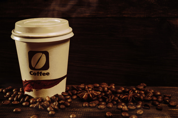 一杯のコーヒーと古い木製の背景/ビンテージのコーヒー豆  - 写真・画像
