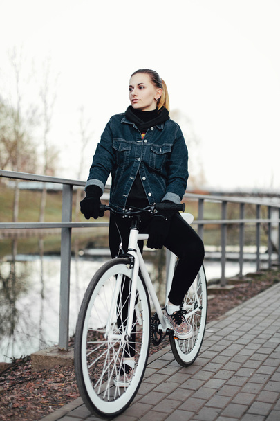 Portrait of a female cyclist - 写真・画像