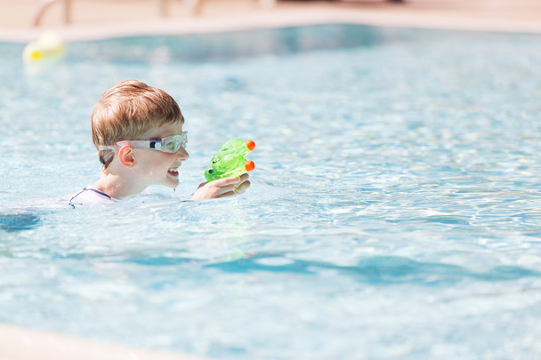 niño disfrutando de la piscina
 - Foto, imagen