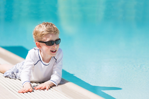 niño disfrutando de la piscina
 - Foto, imagen