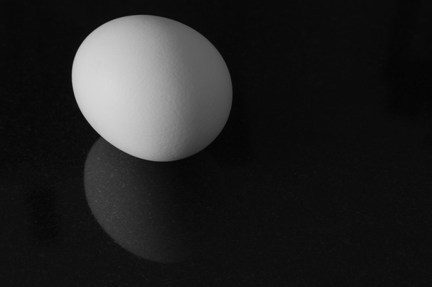 Huevo en negro
 - Foto, Imagen