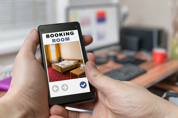 Ember a foglalás szobában-a hotel online-ból smartphone. - Fotó, kép