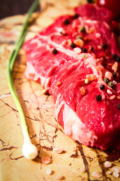 piece of raw meat with herbs and olive oil - Fotoğraf, Görsel