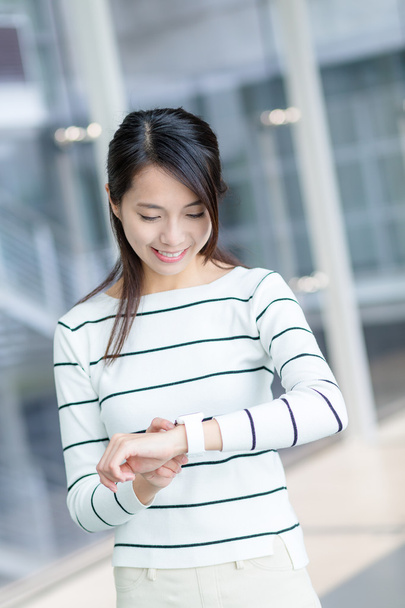 Azjatyckie kobiety za pomocą inteligentnego zegarek - Zdjęcie, obraz