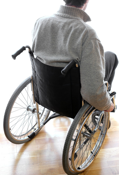 disabili seduti in sedia a rotelle in camera
 - Foto, immagini