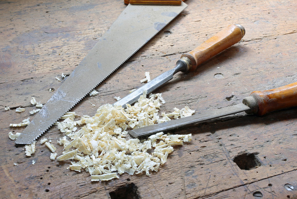 два зубчики і пилка в Workbench з дерев'яними лезами
 - Фото, зображення