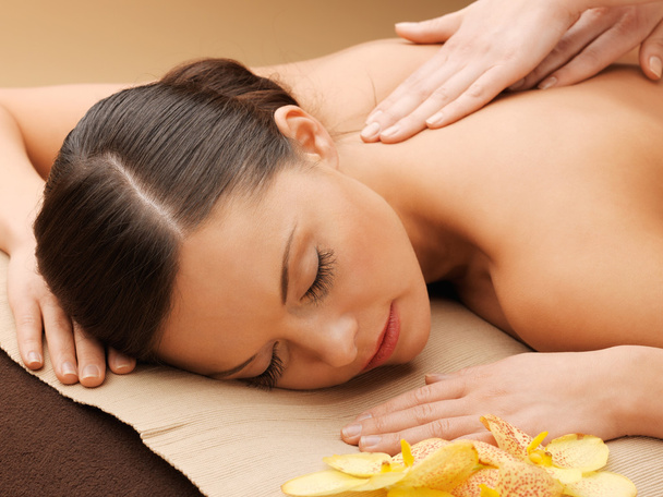 mooie vrouw in massagesalon - Foto, afbeelding