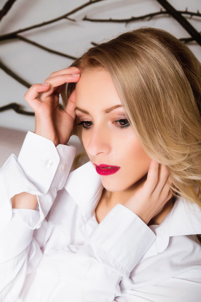 Portrait of cute blonde woman wearing white shirt, relaxing. Lon - Фото, зображення