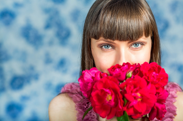 Beautiful woman with flowers - Foto, afbeelding