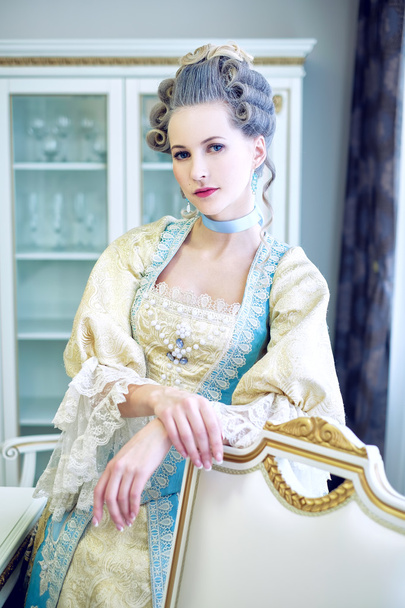 Mooie vrouw in historische jurk in barokke stijl in de inte - Foto, afbeelding