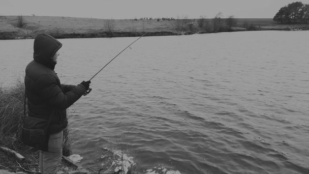 Hombre con giros en el lago. Pesca
 - Foto, imagen