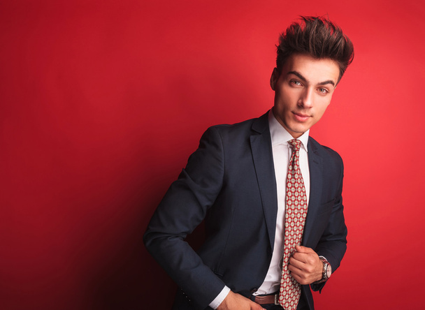 üzletember fekete piros nyakkendő rögzítő kabátját - Fotó, kép