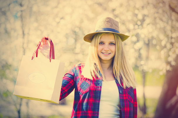 retrato de mujer joven con bolsa de compras
 - Foto, imagen