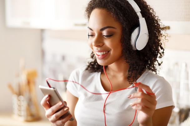 Cheerful girl listening to music - Foto, imagen