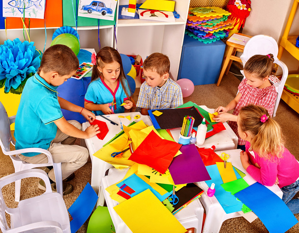 As crianças usam papel colorido para a criatividade
. - Foto, Imagem