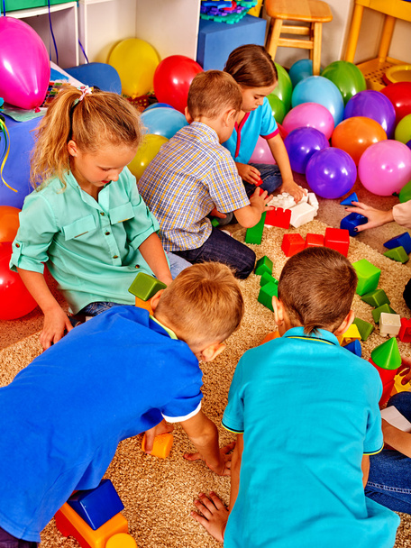 Grupo de bloques de juego para niños en el suelo. Los niños juegan en el club de niños
. - Foto, imagen