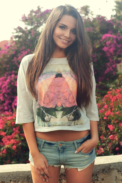 young lovely woman in trendy t-shirt - Foto, afbeelding