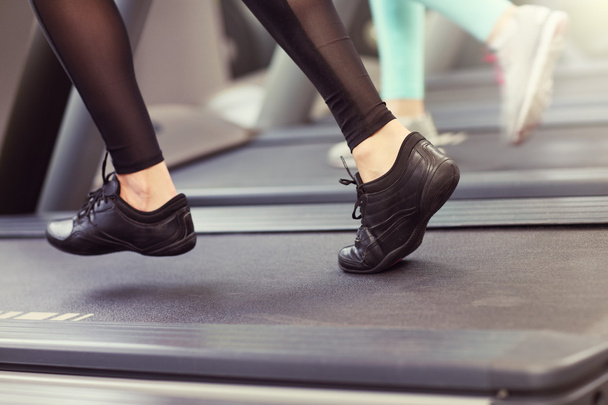 female legs on tredmill - Zdjęcie, obraz