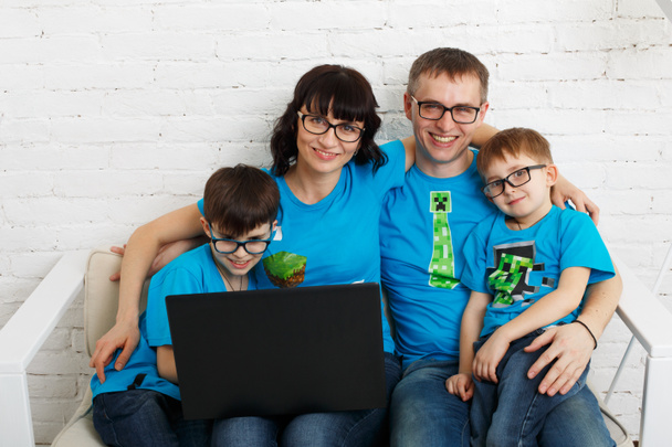 ノート パソコンと 4 つの身に着けている眼鏡の家族. - 写真・画像