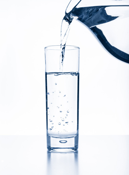 Gieten van water uit een werper - Foto, afbeelding