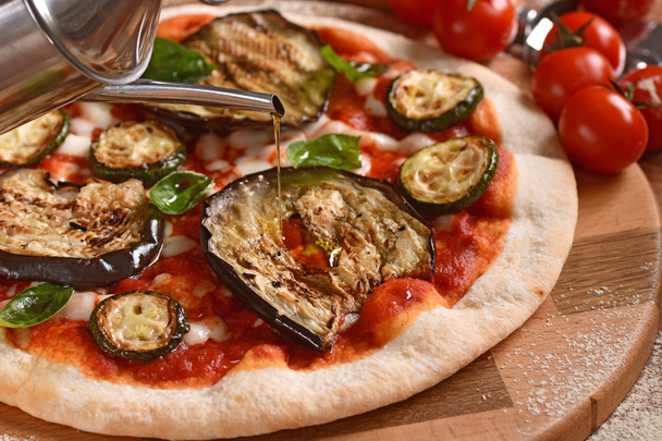 pizza met gegrilde groenten - Foto, afbeelding