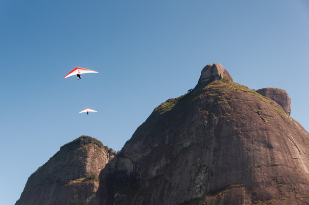 Hang glider pilots over Brazilian mountains - Φωτογραφία, εικόνα