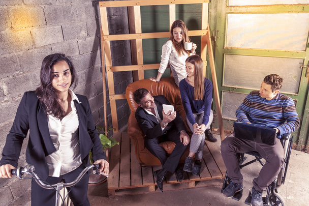 team di giovani imprenditori che lavorano insieme
 - Foto, immagini