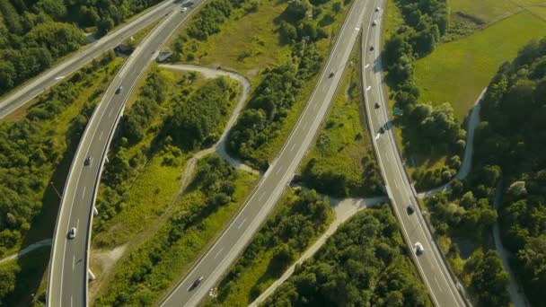 Nauwe achterzijde Luchtfoto uitzicht over de snelweg verkeer kruispunt - Video