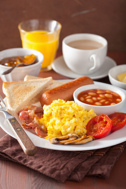 повний англійський сніданок з яйцями, беконом, ковбасою, квасолею
 - Фото, зображення