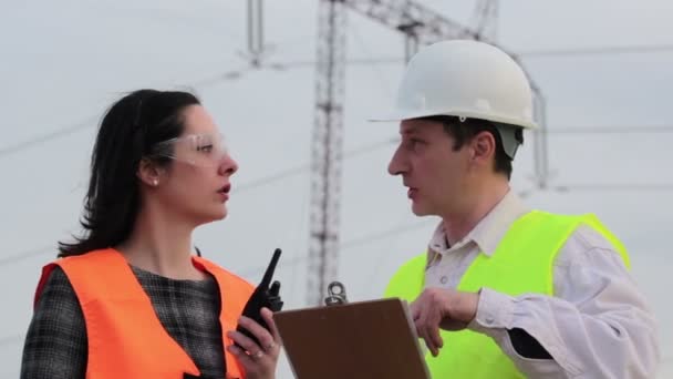 Supervisor und Ingenieur für Elektrizität überlegten Pläne - Filmmaterial, Video
