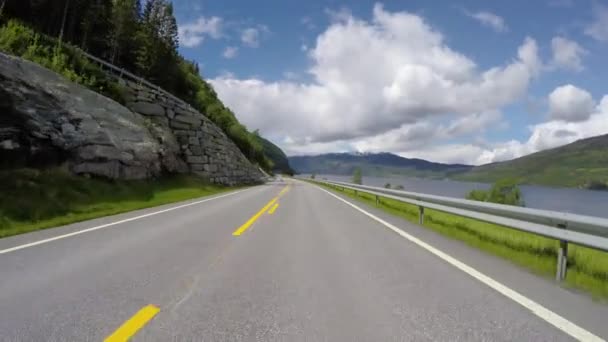 Автомобіль на дорозі в Норвегії - Кадри, відео