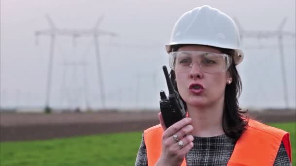 Zakenvrouw in hard-hat praten over walkie-talkie - Video