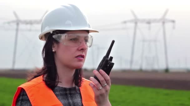 Elektromos elosztó mérnök beszél egy walkie-talkie - Felvétel, videó