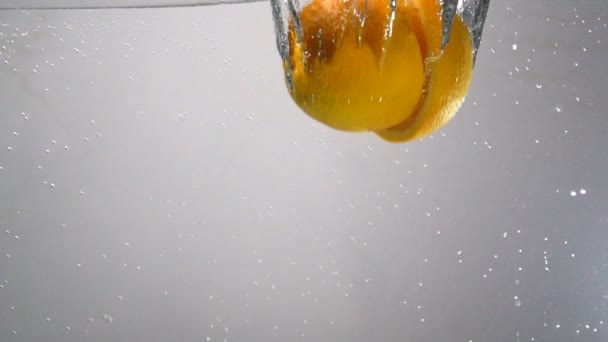 Partes de gotas de naranja bajo el agua. lentitud
 - Metraje, vídeo