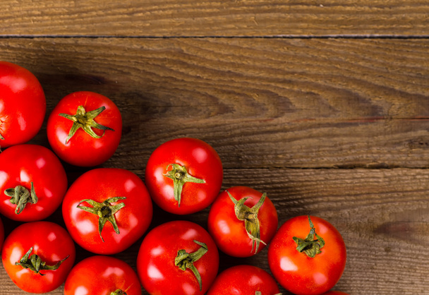 fresh, ripe tomatoes on wood background - Foto, Imagem
