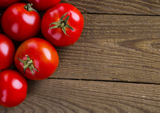 fresh, ripe tomatoes on wood background - Foto, imagen