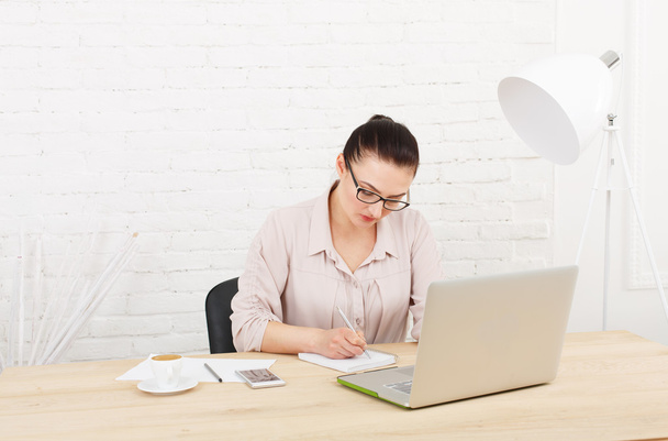 Donna d'affari di mezza età in ufficio con laptop
 - Foto, immagini