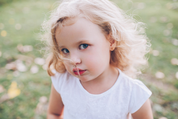 little blond girl outdoors - Φωτογραφία, εικόνα