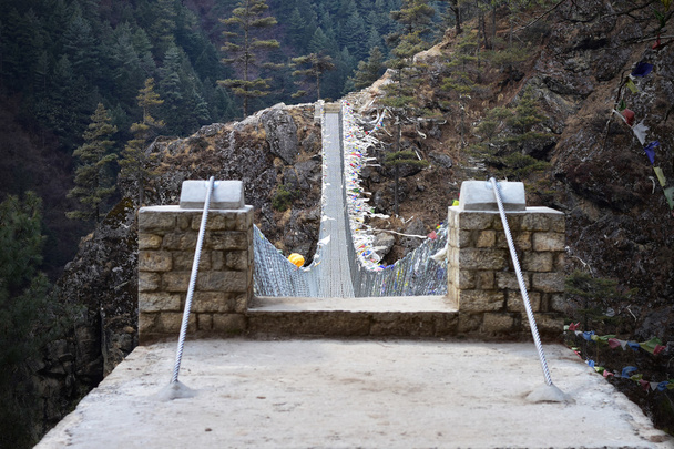 ネパール、ラブ khumbu khumjung ナムチェ バザールにドウド合志川ルート上に懸濁液橋から見る. - 写真・画像