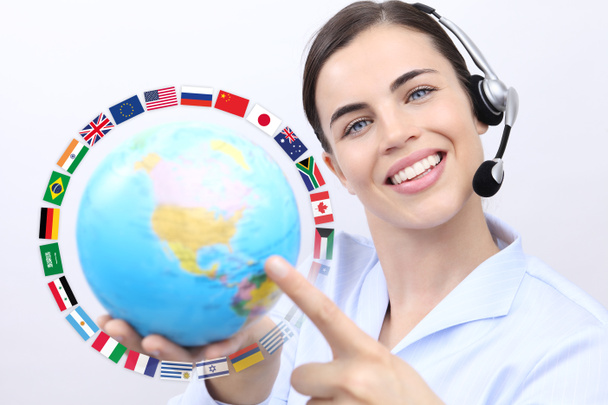 Operadora de servicio al cliente mujer con auriculares sonriendo, sosteniendo globo
 - Foto, imagen