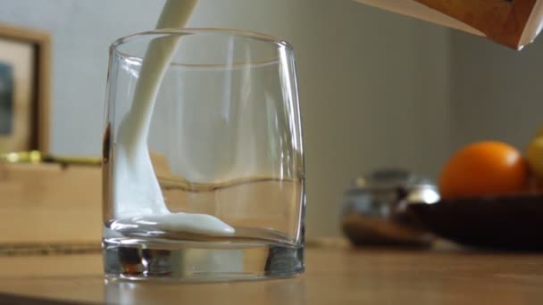 Gieten van melk in glazen in slowmotion - Video