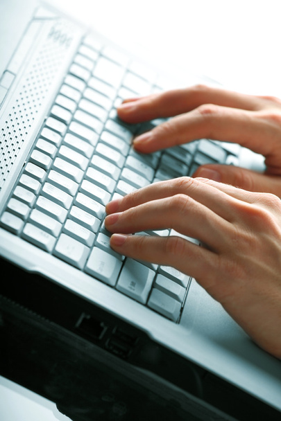 Mãos masculinas digitando em um laptop - Foto, Imagem