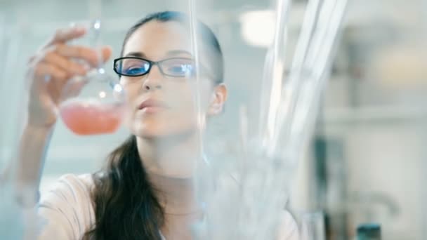 Mujer trabajando con matraz en un laboratorio
 - Metraje, vídeo