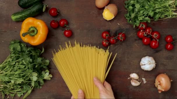 Espaguetis crudos sobre mesa de madera
 - Metraje, vídeo
